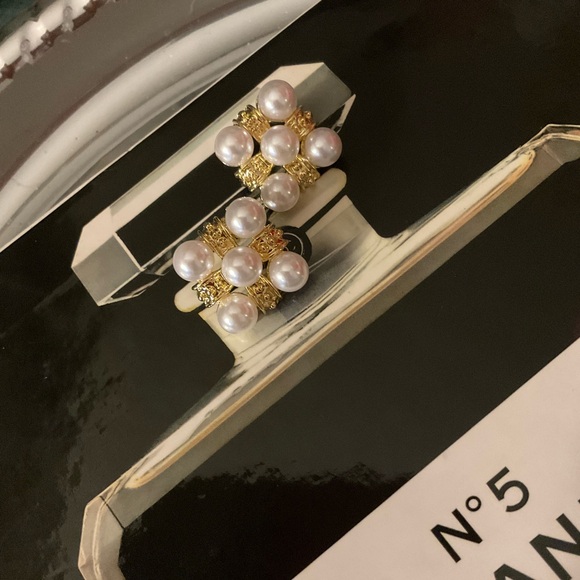 Elegant Gold and Pearl Earrings - Picture 2 of 7